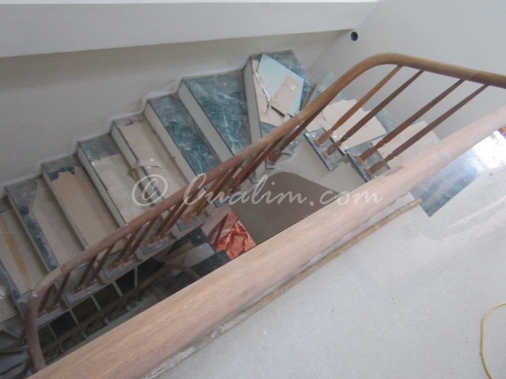 Cầu thang gỗ sau nhìn từ tầng 3 nhìn xuống. Tay được đánh giấy giáp nhẵn mịn trước khi cho vào sơn